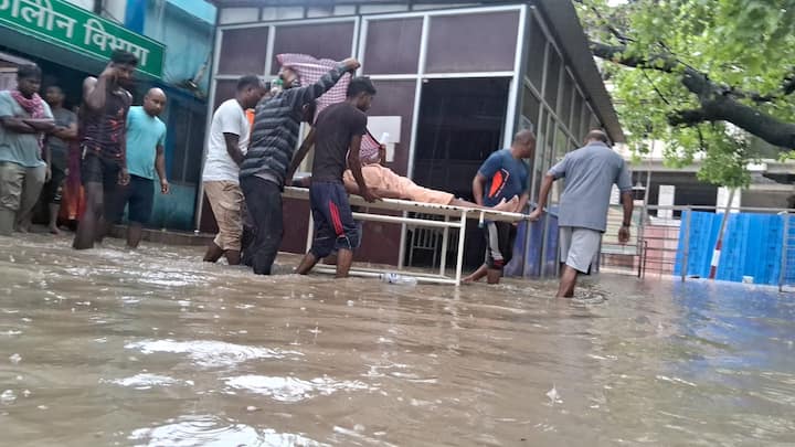 12 घंटे में इलाज के दौरान सदर अस्पताल में तीन मरीजों की मौत भी हो गई है. इनमें कबीरपुर गांव के सिपाही साह, लुहसी गांव की छठिया देवी और यूपी के तरेया सुजान की प्रभावती देवी शामिल हैं. मरीज के परिजनों का आरोप है कि अस्पताल प्रशासन की ओर से स्ट्रेचर और इलाज का समूचित इंतजाम नहीं किया गया.