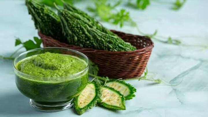 ਤੁਸੀਂ ਕਰੇਲੇ ਦੇ ਬੀਜਾਂ ਨੂੰ ਪੀਸ ਕੇ ਇਸ ਵਿਚ ਸ਼ਹਿਦ ਮਿਲਾ ਕੇ ਸਕਰਬ ਤਿਆਰ ਕਰ ਸਕਦੇ ਹੋ। ਇਸ ਨੂੰ ਚਿਹਰੇ 'ਤੇ ਲਗਾਓ ਅਤੇ 10 ਮਿੰਟ ਤੱਕ ਮਸਾਜ ਕਰੋ।