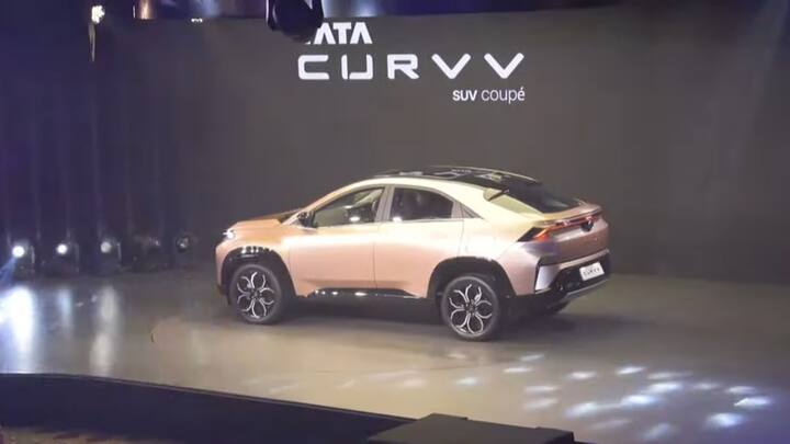 டாடா கர்வ்வ் பேட்டரி பேக், EV எடிஷன் இரண்டு பேட்டரி பேக்களுடன் வருகிறது. மேலும் இந்த வாகனத்தை ஒருமுறை முழுமையாக சார்ஜ் செய்வதன் மூலம் 585 கிமீ தூரம் பயணிக்க முடியும் என தெரிவிக்கப்பட்டுள்ளது.