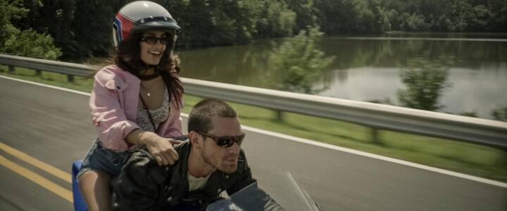 इस लिस्ट में पहला नाम वन फास्ट मूव का है. यह एक एक्शन-एडवेंचर थ्रिल राइड है. यह एक ऐसे युवा की कहानी है जो अपने पिता से मदद मांगता है ताकि वह मोटरसाइकिल रेसर बनने की अपनी इच्छा को पूरा कर सके.