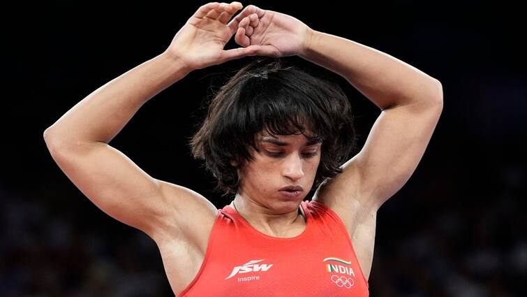 Heartbreak at Paris Olympics Vinesh Phogat Faces Disqualification Found overweight and Medal Dreams Shattered Vinesh Phogat Faces Disqualification: Indian Wrestler Deemed 'Overweight', Will Not Be Awarded Any Medal At Paris Olympics 2024