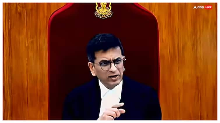 Ban on Hijab, Niqab, Burqa in Mumbai colleges CJI Chandrachud took cognizance of the matter मुंबई के कॉलेज में हिजाब, नकाब, बुर्का पर बैन... CJI चंद्रचूड़ ने लिया मामले का संज्ञान, कहा-पहले ही हमने...