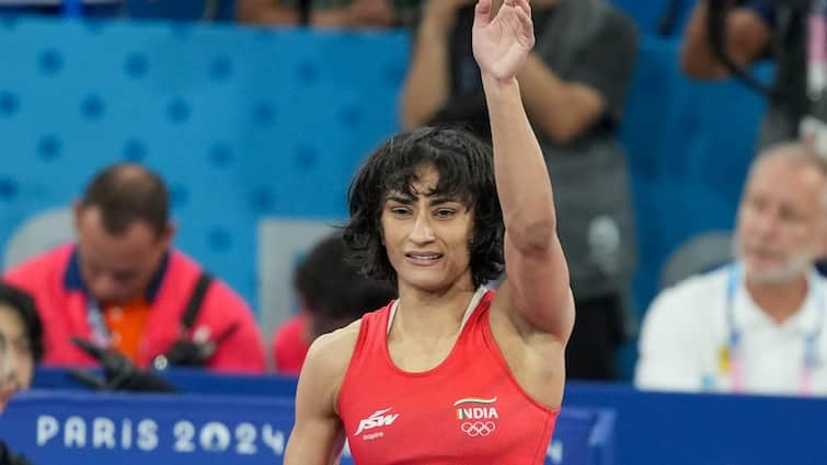 Paris Olympics 2024 Millions of hearts will be broken Vinesh Phogat be disqualified Will not get medal in Paris Olympics Vinesh Phogat Disqualified: टूट गए करोड़ों दिल! फाइनल से पहले डिसक्वालीफाई हो गईं विनेश फोगाट, पेरिस ओलंपिक में नहीं मिलेगा मेडल