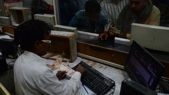 ২০২১ সাল থেকে এই স্কিমের অধীনে চাকরিজীবীদের একটি ১.৭৫ লাখ টাকার বোনাস দেওয়া হয়, যা আগে ছিল দেড় লাখের। ছবি- পিটিআই