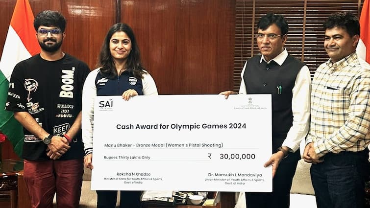 Manu Bhaker Prize Money 30 lakh rupees check sports minister mansukh mandaviya paris olympics 2024 Manu Bhaker Prize Money: मेडल जीतने पर मनु भाकर पर पैसों की बारिश, खेल मंत्री ने दिया 30 लाख रुपए का चेक