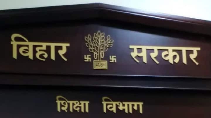 इस योजना का नाम है बिहार शताब्दी मुख्यमंत्री बालिका पोशाक योजना. इस योजना का लाभ 9th क्लास से लेकर 12th क्लास में पढ़ने वाली बच्चियों को मिलता है.