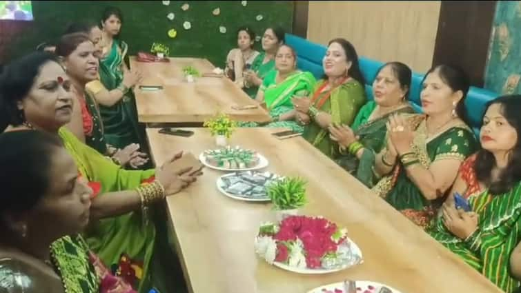 Hariyali Teej 2024 Prayagraj married women celebrated Hariyali Teej and prayed to God for long life of their husbands ann Hariyali Teej: संगम नगरी में सुहागिन महिलाओं ने मनाया हरियाली तीज, सुहाग के अखंड रहने की कामना