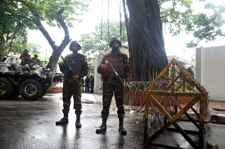 Bangladesh Violence Continues Fire at the house of retired major in Dhaka Bangladesh News: পদ্মাপারে ফের অশান্তি, ঢাকায় পুড়ে ছাই অবসরপ্রাপ্ত মেজরের বাড়ি