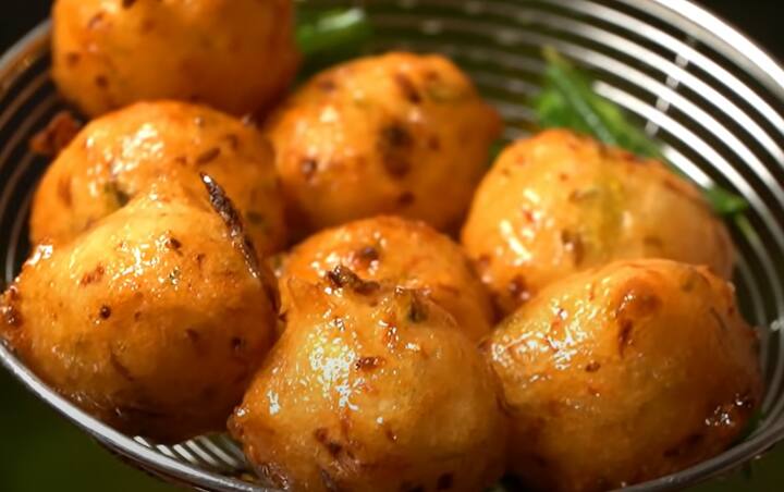தேவையான பொருட்கள்: பச்சரிசி - 250 மி.லி, உளுத்தம் பருப்பு - 250 மி.லி, வெங்காயம் - 1, பச்சை மிளகாய் - 2, கறிவேப்பிலை, உப்பு - 1 தேக்கரண்டி, எண்ணெய்