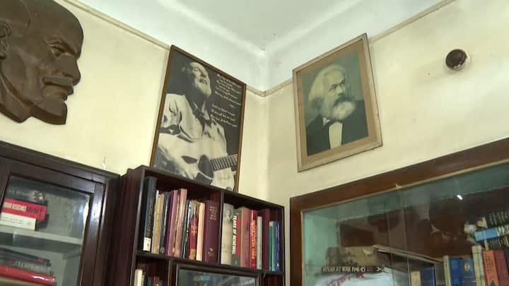 যে ঘর ছিল তাঁর প্রাণের আরাম। সে ঘরে দেওয়ালে ছিল ব্যক্তিগত পছন্দও। কার্ল মার্ক্স, পিট সিগার, লেনিনের ছবি ও মূর্তি।