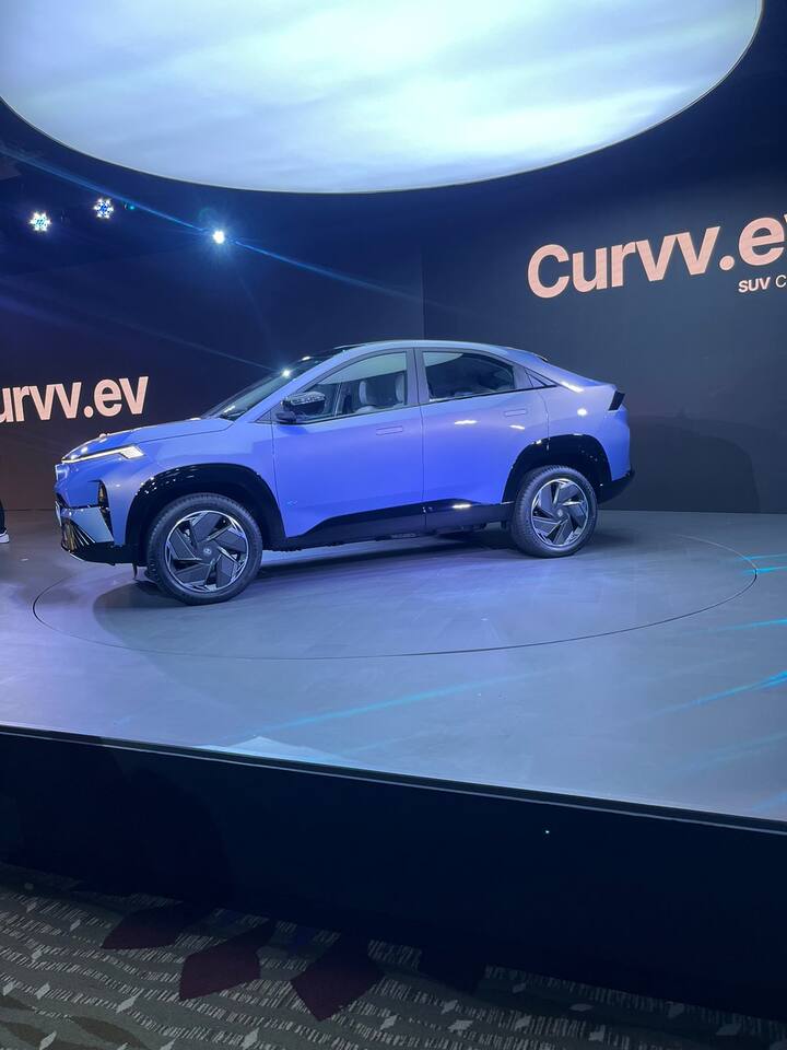 ధర: టాటా కర్వ్ ఎలక్ట్రిక్ కారు SUV కూపే డిజైన్‌తో వచ్చిన తొలి కారుగా చరిత్ర సృష్టించింది. ఇందులో భారీ ఫీచర్లు ఉన్నప్పటికీ, దీని ధర రూ. 17.49 లక్షలు (ఎక్స్-షోరూమ్)గా ప్రకటించి ఆశ్చర్యపరిచింది. ఈ కారు ఎలక్ట్రిక్ మరియు రెండు ICE  వెర్షన్లలో అందుబాటులో ఉంటుంది. టాప్‌ ఎండ్‌ ధర రూ. 21.99 లక్షలుగా ఉంది.