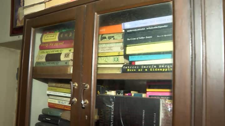 বইঅন্ত প্রাণ ছিলেন বুদ্ধদেব ভট্টাচার্য। ঘরের সব দেওয়ালে শুধু বই আর বই। অন্তরের কিছু যদি থাকে তা ছিল বই।