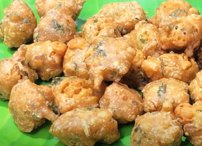 அடுத்தது அரிசி மற்றும் உளுந்தை நன்கு அரைத்து 12 மணிநேரம் புளிக்க வைத்து எடுத்துக் கொள்ளவும்.