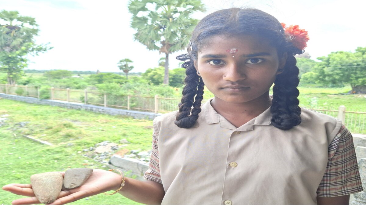 திருவண்ணாமலை அரசுப் பள்ளி மாணவியின் தேடலில் கி.மு.6000 புதிய கற்கால கைக்கோடரிகள் கண்டெடுப்பு