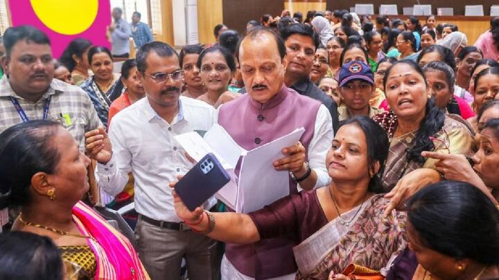 या योजनेसाठी पात्र महिलांना दरमहा 1500 रुपये दिले जाणार असून 17 ऑगस्ट रोजी योजनेचा पहिल्या दोन महिन्यांचा हफ्ता महिलांच्या बँक खात्यात जमा होणार आहे. विशेष म्हणजे, यासाठीच्या फाईलवर अर्थमंत्री अजित पवार यांनी सहीही केली आहे.