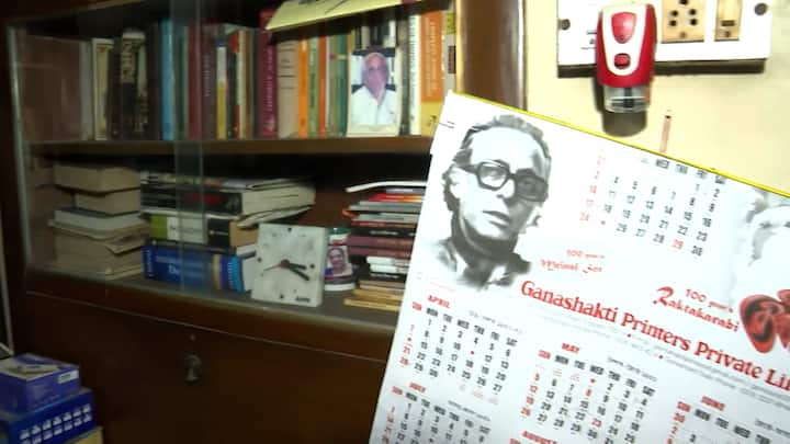 তিনি নেই, তবু আছেন।  ক্যালেন্ডারে ২৩শে শ্রাবণ জুড়ল পশ্চিমবঙ্গের প্রাক্তন মুখ্যমন্ত্রীর চলে যাওয়ার দিন হিসেবে। নিজের লেখা একাধিক বইও থেকে গেল তাঁর আলমারিটিতে।