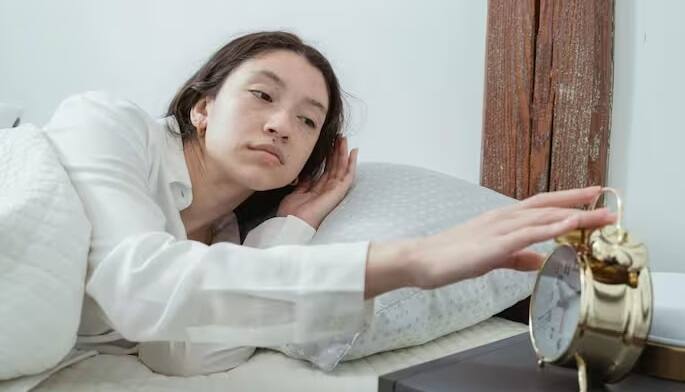 ઘણા લોકો રાત્રે સૂતા અગાઉ સવારે વહેલા ઉઠવા માટે એલાર્મ સેટ કરે છે, પરંતુ શું તમે જાણો છો કે આ એલાર્મ તમારા માટે કેટલું જોખમી સાબિત થઇ શકે છે. તે આપણા બધાની આદત છે, પરંતુ શું તમે જાણો છો કે કેવી રીતે? શું તમારી આ આદત તમારા માટે ખતરનાક બની શકે છે?