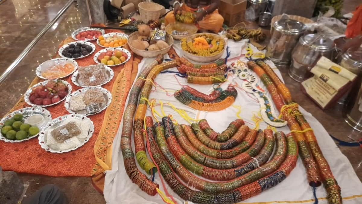 ஆடிப்பூரம் விழா... ஆதி காமாட்சி அம்மன் கோயிலில் லட்சதீபம்... குவிந்த பெண்கள்..