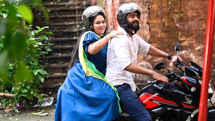 দুর্ঘটনার পর রাস্তায় লুটিয়ে পড়ে চাঁদ। জ্ঞান হারানোর আগের মুহূর্তে সে শেষ শুনতে পায় যে বাবার জন্য কেঁদে ভাসাচ্ছে চরকি।