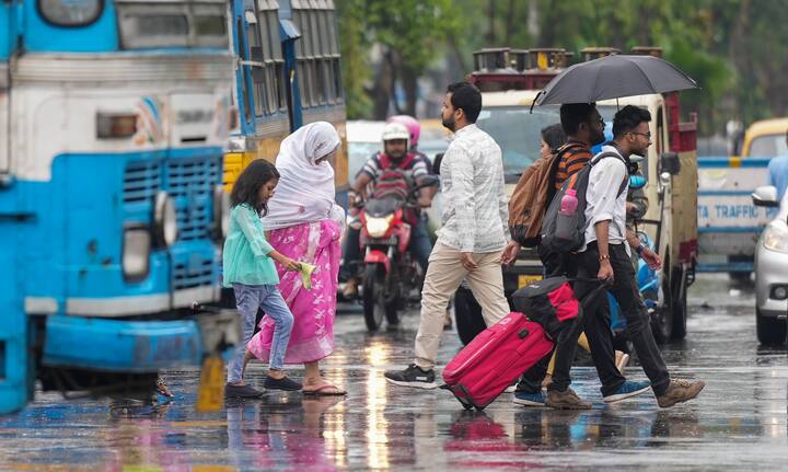 ৮ অগাস্ট বীরভূম, পশ্চিম বর্ধমান, মুর্শিদাবাদ, নদিয়া, উত্তর ও দক্ষিণ ২৪ পরগনার একাধিক এলাকায় বৃষ্টি হতে পারে। ১০ অগাস্ট পশ্চিম বর্ধমান, পুরুলিয়া, বীরভূমের বেশ কিছু এলাকায় বৃষ্টি হওয়ার পূর্বাভাস রয়েছে। সব ছবি: PTI