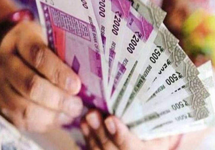 तुमच्या पगाराचा दुसरा हिस्सा म्हणजेच साधारण 30 टक्के रक्कम तुम्हाला गरजेच्या वस्तूंवर खर्च करायची आहे. यामध्ये ग्रॉसरी, युटिलीटी बील, ट्रान्सपोर्टेशन कॉस्ट आदी खर्च येईल. तुमचा पगार 50 हजार रुपये आहे असे गृहित धरल्यास तुम्हाला 50 टक्के म्हणजेच 15 हजार रुपये या कामासाठी ठेवावे लागतील.