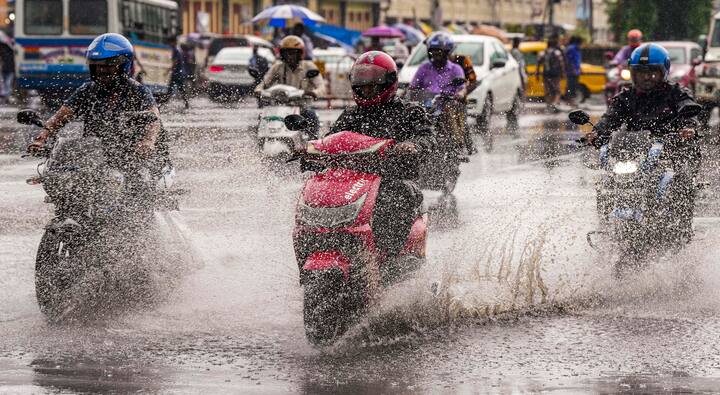 গাঙ্গেয় পশ্চিমবঙ্গ এবং লাগোয়া ঝাড়খণ্ড ও উত্তর ওড়িশার উপর রয়েছে চক্রবাত ঘূর্ণাবর্ত।