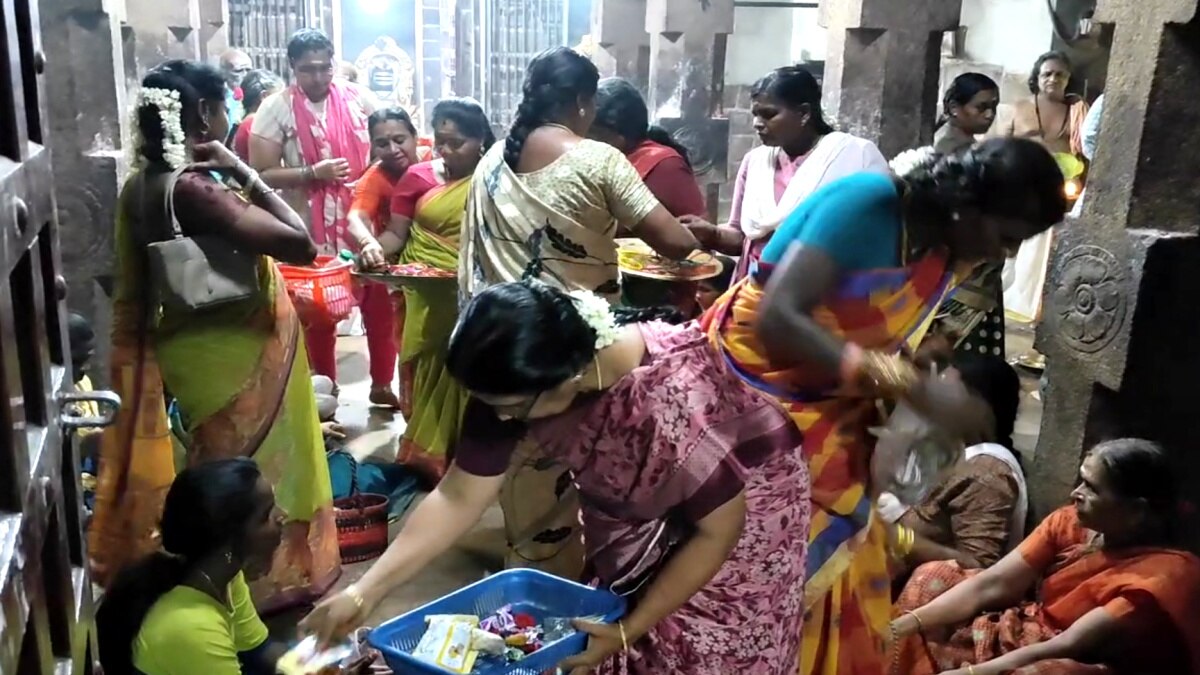 வளையல் அலங்காரத்தில் காட்சி தந்த மன்மதீஸ்வரர் கோயில் அம்மன் - பரவசம் அடைந்த பக்தர்கள்...!