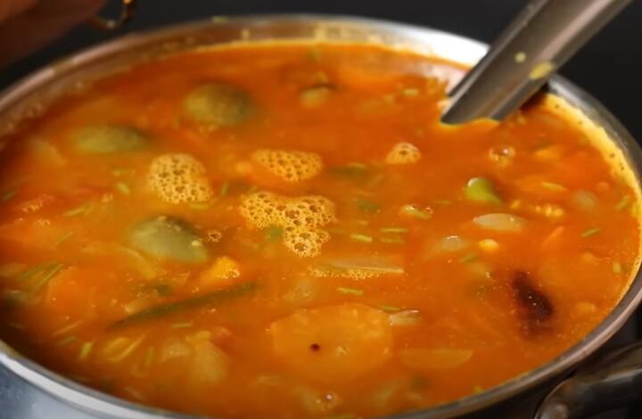 அடுத்தது கறிவேப்பிலை, முள்ளங்கி சேர்த்து வதக்கிவிட்டு உப்பு, மிளகாய் தூள், தனியா தூள் சேர்த்து கிளறிவிடவும். அதன் பின்பு தேவையான அளவு தண்ணீர் ஊற்றி மிதமான தீயில் 10 நிமிடம் வேகவைக்கவும்.