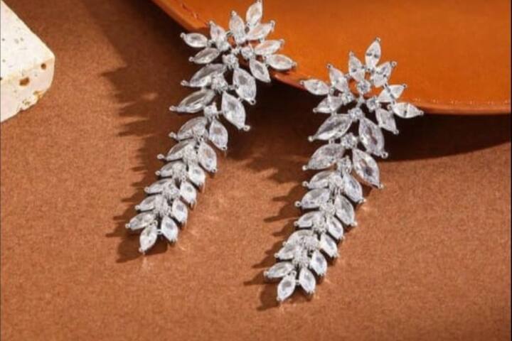 अगर आप भी इस रक्षाबंधन खूबसूरत दिखना चाहती हैं, तो इन सुंदर-सुंदर इयररिंग को ट्राई कर सकती हैं. यह आपके लुक में चार चांद लगा देंगे.