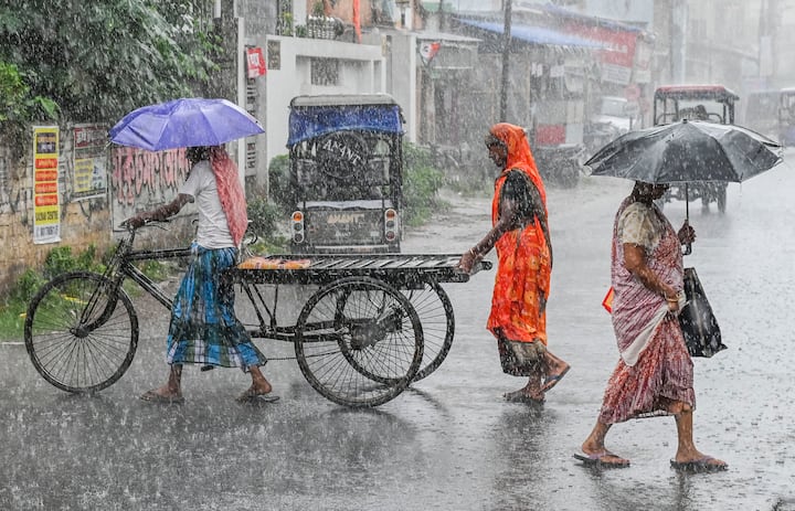 এরই মধ্যে দার্জিলিং, জলপাইগুড়ি, কালিম্পং, কোচবিহার, আলিপুরদুয়ারের কিছু জায়গায় ৭ অগাস্ট ভারী বৃষ্টিপাতের পূর্বাভাস ছিল। ৮ অগাস্ট- দার্জিলিং, জলপাইগুড়ি, কালিম্পং, কোচবিহার জেলার একটি-২টি জায়গায় ভারী বৃষ্টিপাত হওয়ার সম্ভাবনা রয়েছে।
