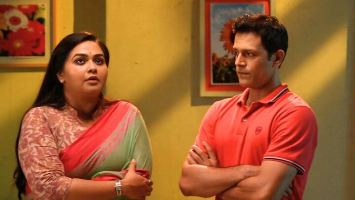 এরমধ্যে দুলালের থেকে ফোন চেয়ে চরকি কল করে চাঁদকে। কলকাতায় চাঁদকে আমন্ত্রণ জানায় চরকি, তাকে কথা দেয় যে সে একটা সারপ্রাইজ রেখেছে তার জন্য।