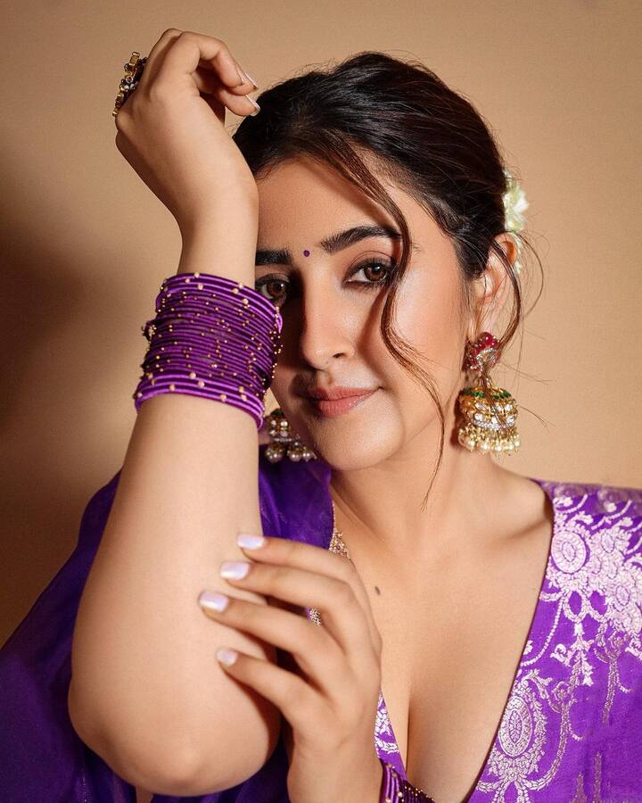 अभिनेत्री कृती सेननला सर्वजण ओळखतात. पण तिची बहीण तिच्यापेक्षा कितीतरी सुंदर दिसते. कृती सेननच्या बहिणीचे नाव नुपूर सेनन असून तीदेखील अभिनेत्री आहे. ( P.C nupursanon )