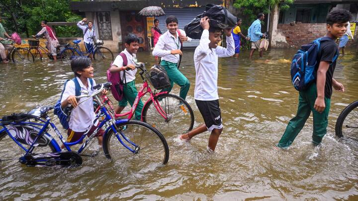 বৃহস্পতিবার অতি ভারী বৃষ্টির সতর্কতা আলিপুরদুয়ারে। ভারী বৃষ্টির পূর্বাভাস দার্জিলিং, কালিম্পং, কোচবিহার এবং জলপাইগুড়ি জেলাতে। বাকি তিন জেলাতেও বজ্রবিদ্যুৎ সহ হালকা মাঝারি বৃষ্টি হতে পারে।
