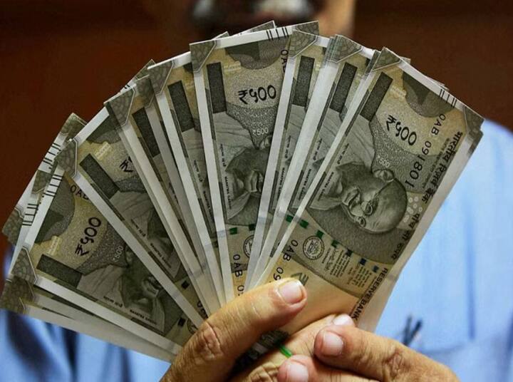 तुमच्या पगाराचा तिसरा 30 टक्के हिस्सा हा आर्थिक बचत, सेव्हिंगसाठी ठेवावा. तुमचा पगार 50 हजार रुपये असेल अशे गृहित धरल्यास 30 टक्के म्हणजेच 15 हजार रुपये आर्थिक बचतीसाठी ठेवायला हवेत.
