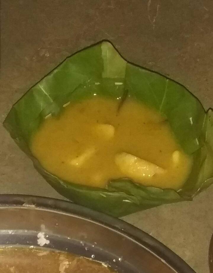 बस्तर के आदिवासियों के खानपान में काफी चीजें कॉमन होती हैं, लेकिन कुछ ऐसे भी व्यंजन इसमें शामिल होते हैं जो बस्तर को अलग पहचान दिलाते हैं. इनमें चापड़ा चटनी, चींटी से बनी चटनी, गुलगुला भजिया और मांसाहारी में सूखी मछली और कड़कनाथ मुर्गा, शाकाहारी में कुम्हड़ा भाजी और देसी कोचई, आमट शामिल है.