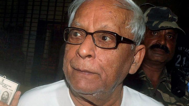 বৃহস্পতিবার সকালে বুদ্ধদেব ভট্টাচার্যর প্রয়াণের খবর পেয়ে পাম অ্যাভিনিউয়ের বাড়ির চত্বরে পৌঁছে গিয়েছিলেন অনেকেই। বামফ্রন্টের নেতাদের পাশাপাশি হাজির হয়েছিলেন বহু সিপিএম কর্মী-সমর্থক। এসেছেন রাজ্যের মন্ত্রীরাও। হাজির হয়েছিলেন বিনোদন জগতেরও অনেকেই।