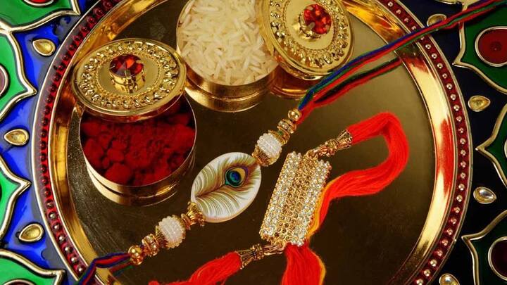 असे कोणतेच भाऊ-बहिण नसतील, जे भांडत नसतील, हे खरं तर भांडण नसतेच, हे या नात्यातील गोड प्रेम असते. जेव्हा रक्षाबंधन सण येतो, तेव्हा तुम्हाला त्यांच्यातील प्रेम दिसेलच. प्रत्येक भाऊ-बहीण या सणाची आतुरतेने वाट पाहत असतो. विशेषत: बहिणींसाठी हा दिवस खूप खास आहे. त्यासाठी ती अनेक दिवसांपासून तयारी करू लागते. यंदा हा सण 19 ऑगस्टला म्हणजेच सोमवारी साजरा होणार आहे.