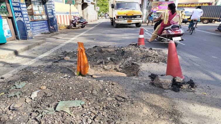 Thanjavur news Digging ditches for new road and sewer cover in kumbakonam - TNN புதிய சாலையை பெயர்த்து பாதாள சாக்கடை மூடிக்காக தோண்டப்படும் பள்ளங்கள்: கும்பகோணத்தில் வாகன ஓட்டிகள் அவதி