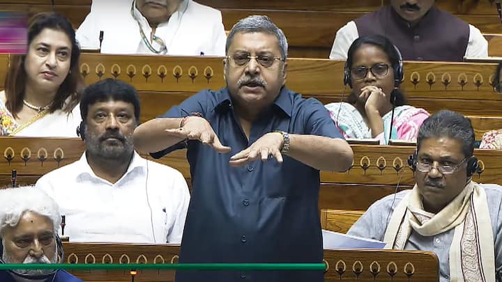 टीएमसी सांसद कल्याण बनर्जी ने भी कहा कि वह इस बिल का विरोध करते हैं क्योंकि यह संविधान के खिलाफ है. इस बिल के जरिए मुसलमान को निशाना बनाया जा रहा है जो की बिल्कुल भी सहन नहीं किया जाएगा. कल्याण बनर्जी ने कहा कि लोकसभा चुनाव से पहले हिंदू राष्ट्र बनाने की कोशिश की जा रही थी जिस देश की जनता ने नकार दिया.