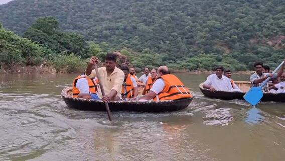 Hogenakkal: நீர்வரத்து 8 ஆயிரம் கன அடியாக குறைந்தது; ஒகேனக்கலில் 23 நாட்களுக்குப் பிறகு பரிசல் இயக்க அனுமதி Hogenakkal: நீர்வரத்து 8 ஆயிரம் கன அடியாக குறைந்தது; ஒகேனக்கலில் 23 நாட்களுக்குப் பிறகு பரிசல் இயக்க அனுமதி