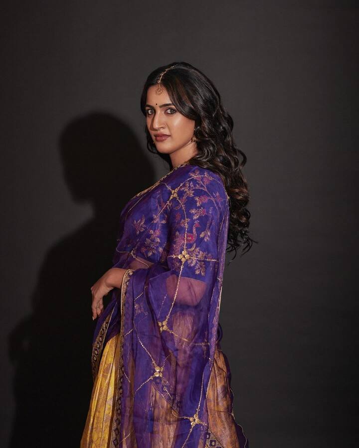 తాజాగా ఎల్లో, వైలెట్ కలర్ కాంబినేషన్​లో వచ్చిన లంగా, ఓణిలో మెరిసింది. డ్రెస్​కి తగ్గట్లు జ్యూవెలరీ పెట్టుకుని ఫోటోషూట్ చేసింది.(Images Source : Instagram/Niharika Konidela)