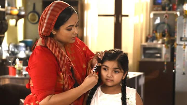 চাঁদ ও সোহাগের সন্তান চরকি। এই কথা জানতে পেরে গেছে খুদে চরকি। কালার্স বাংলার জনপ্রিয় 'সোহাগ চাঁদ' ধারাবাহিকে এবার কি পুচকে চরকির হাত ধরে পুনর্মিলন হবে তার পরিবারের?