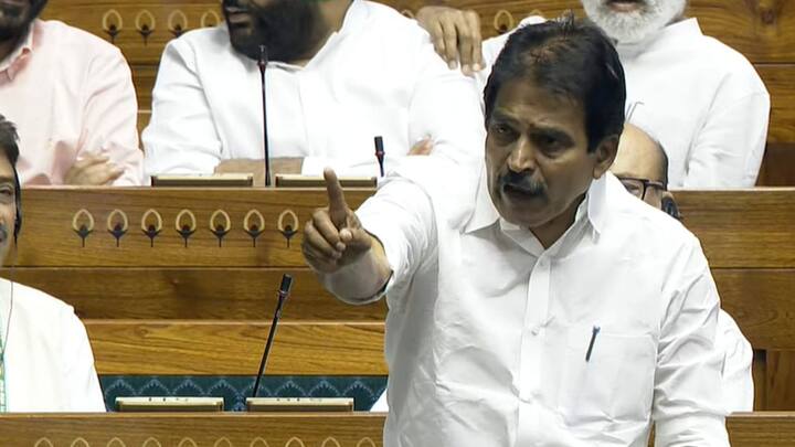 वक्फ बोर्ड के बिल को लेकर कांग्रेस नेता केसी वेणुगोपाल ने कहा है कि यह बिल अधिकारों पर चोट है. यह हमारे संविधान पर हमला है. उन्होंने कहा कि हरियाणा और महाराष्ट्र में चुनाव होने वाले हैं, इसी को देखते हुए यह बिल लाया गया है.