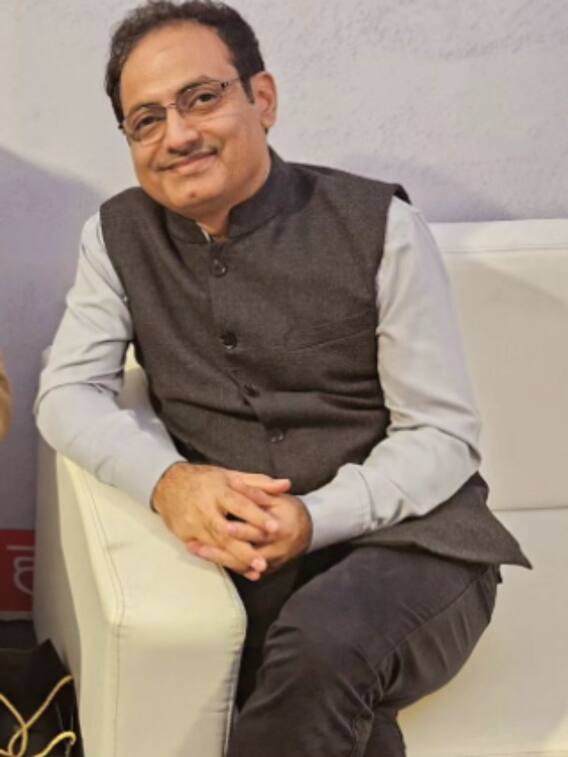 विकास दिव्यकीर्ति ने कब शुरू की थी कोचिंग क्लासेज?