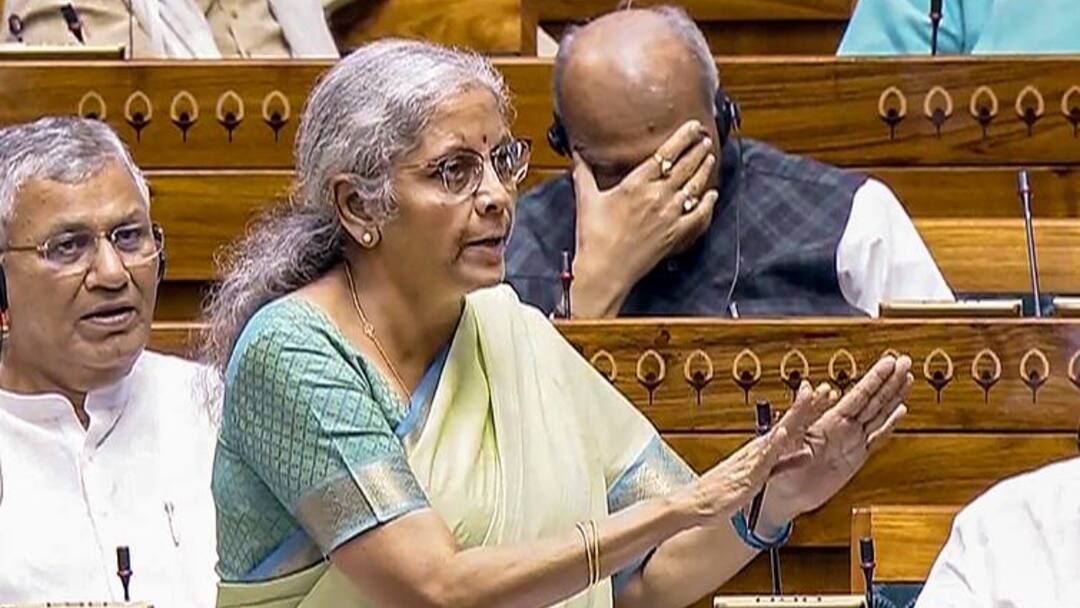 Finance Minister Nirmala Sitharaman proposes amendment to Finance Bill to give relief on property transactions Finance Bill: जनता को बड़ी राहत देगी सरकार, वित्त मंत्री के किस फैसले से बनेगी बात? यहां जानिए