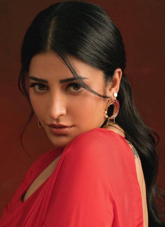 श्रुति हासन ने भी एक चैट में नाक की सर्जरी और फिलर्स के बारे में खुलकर बात की थी. श्रुति ने कहा था कि उनकी नाक टूटी और टेढी हो गई थी, इस वजह से एक्ट्रेस ने सर्जरी कराई.