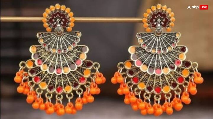 Raksha Bandhan fashion: आप भी इस रक्षाबंधन को यादगार बनाना चाहती हैं, तो अपने आउटफिट के साथ इन खूबसूरत इयररिंग्स डिज़ाइन को ट्राई कर सकती हैं. यह आपके लुक को और बेहतर बना देंगे.