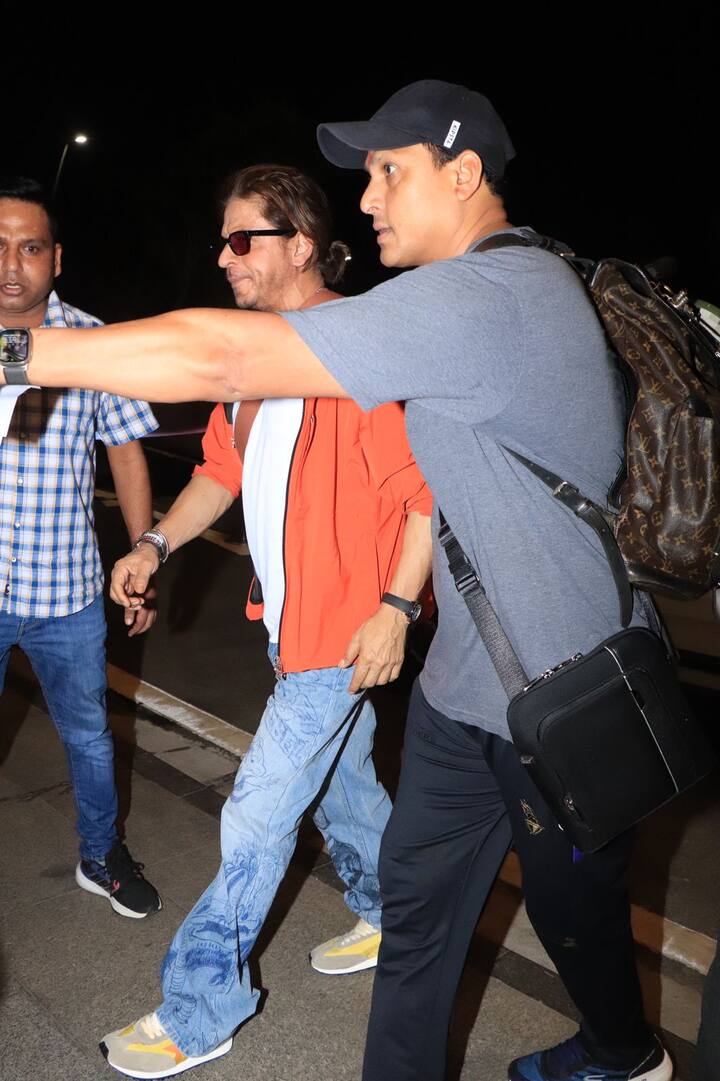 नुकताच शाहरुख एअरपोर्ट वर स्पॉट झाला, त्याचे फोटो व्हायरल होत आहेत.