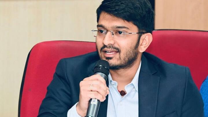 ছোটবেলা থেকেই পবন চাইতেন যাতে তিনি ডাক্তার হতে পারেন। ছেলেবেলায় পড়াশোনাতেও তিনি অত্যন্ত মেধাবী ছিলেন।     ছবি- পবনদত্তের ইনস্টাগ্রাম