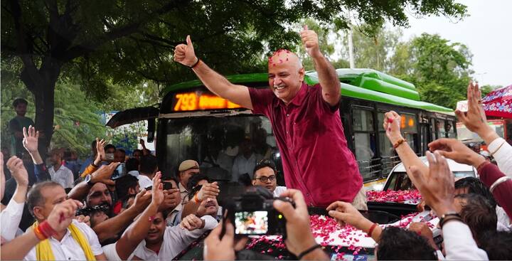 आप समर्थकों की भीड़ हाथों में झंडे लिए और नारेबाजी करते हुए सिसोदिया के जेल से बाहर आने का इंतजार कर रही थी. 